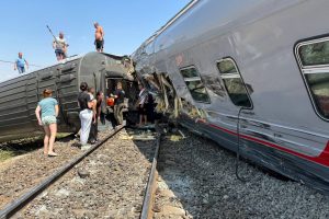 Pietų Rusijoje traukiniui susidūrus su sunkvežimiu nukentėjo mažiausiai 100 žmonių