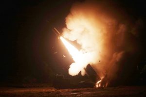 Žiniasklaida: J. Bidenas svarsto galimybę Ukrainai suteikti ilgojo nuotolio raketų