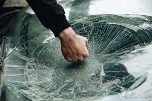 Utenoje – vandališkas vyro išpuolis: apdaužė du automobilius, grasino praeiviams