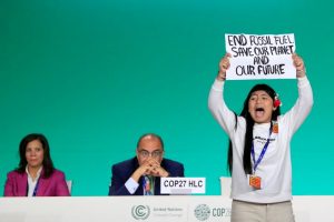COP28 susitarimo projekte raginama mažinti iškastinio kuro gavybą ir vartojimą