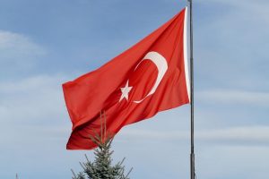 Turkijoje per bandymą užpulti teismą sužeisti šeši žmonės, nušauti du užpuolikai