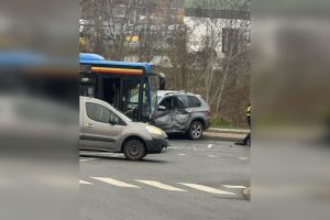 Uostamiestyje susidūrė lengvasis automobilis ir autobusas: nukentėjo dvi moterys