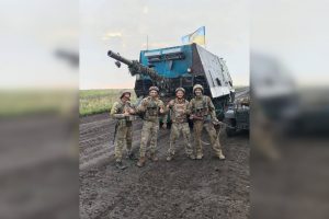 Naujausias Ukrainos karių trofėjus – rusiškas tankas „vėžlys“