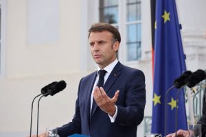 E. Macronas: Ukrainai turėtų būti leista neutralizuoti Rusijos karines bazes