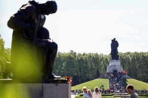 Gegužės 9-ąją memorialą Berlyne aplankė Rusijos ambasadorius