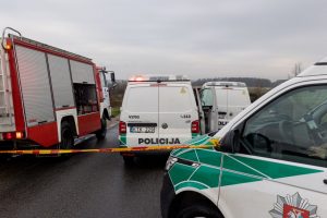 Skuodo rajone nuo kelio nulėkė ir apvirto automobilis: įtariama, kad jo vairuotojas – ugniagesys
