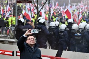 Lenkijos vidaus reikalų ministras: už išpuolius prieš policiją atsakingi provokatoriai