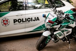 Vilniuje pareigūno vairuojamas motociklas partrenkė vyrą