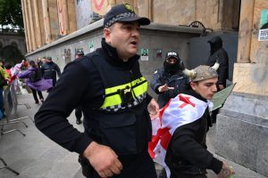 Žiniasklaida: Tbilisyje sulaikomi protesto prieš „užsienio įtakos“ įstatymą dalyviai