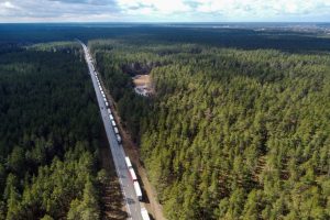 Pasienyje su Baltarusija vilkikai eilėje gali laukti per 100 valandų