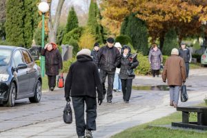 Prieš Vėlines – sutvarkyti artimųjų kapų