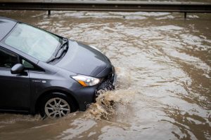 Klaipėdos ugniagesiai gelbėjo užlietuose ruožuose įstrigusius automobilius