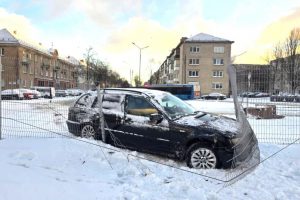 Įkaušusiam BMW vairuotojui kelią „pastojo“ pasieniečių tvora