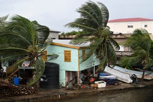 Belizą pasiekęs uraganas „Lisa“ susilpnėjo iki atogrąžų audros