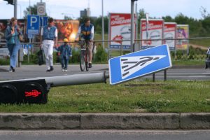 Šiauliuose automobilį pagrobęs neblaivus vyras atsitrenkė į kelio ženklą ir pasišalino