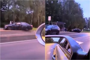 Dėl liūties – BMW avarija: vairuotoja trenkėsi į stulpą, apgadintas kelio ženklas