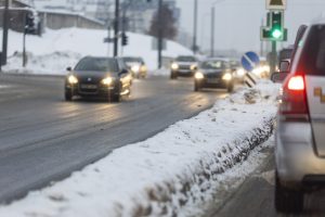 Eismo sąlygas sunkina snygis ir plikledis