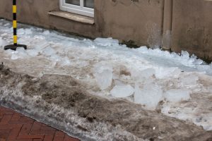 Už netinkamą Kėdainių rajono šaligatvių priežiūrą atsakingai įmonei skirta bauda