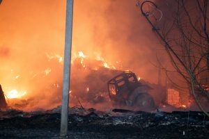 Šiaulių rajone atvira liepsna dega ūkinis pastatas