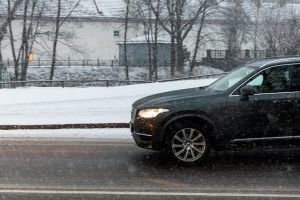 Įspėjimas vairuotojams: sekmadienio rytą eismo sąlygas sunkina snygis ir plikledis