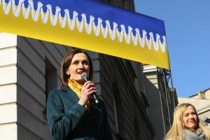 Seimo pirmininkė vietoj Taikos vėliavos siūlo kelti Ukrainos vėliavą