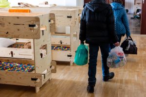 Į Lietuvą atvykusiems ukrainiečiams išdalinta tūkstančiai humanitarių ir maisto paketų