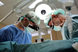Gera žinia gydytojams: apmokės dvi modernias chirurgines priemones sudėtingoms operacijoms atlikti