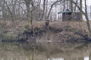 Ant Dangės upės kranto – benamių „sanatorija“