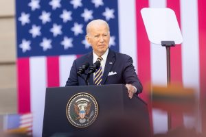 J. Bidenas paragino JAV susivienyti kovojant su „Hamas“ ir Rusija