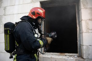 Siaubinga naktis Utenoje: dėl gaisrų daugiabučiuose evakuoti gyventojai, vienas nukentėjo