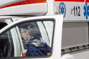 Po avarijos Kėdainių rajone į ligoninę pristatytas garbaus amžiaus keleivis