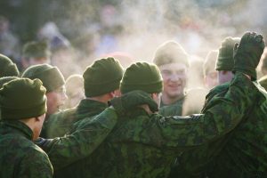 Pokyčiai dėl šauktinių palies 17-mečius