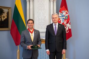 Už nuopelnus Lietuvai apdovanotas buvęs JAV gynybos sekretorius