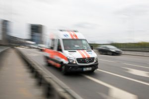Magistraliniame kelyje apvirto automobilis: sužaloti žmonės išvežti į ligoninę