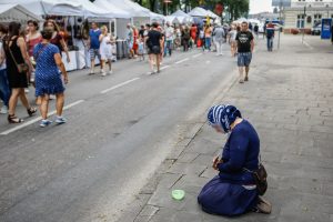 Prieš skurdą – atmerktomis akimis