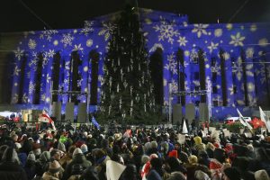 Protestuotojai Sakartvele Kalėdų eglės įžiebimo atidėjimą vadina maža pergale