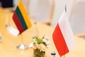 Su nerimu žiūri į konfliktą dėl ambasados Lenkijoje: tai yra pavojinga Lietuvai