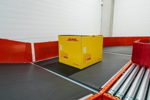 Teisėsauga vykdo tarptautinį tyrimą dėl padegamųjų DHL siuntų, sulaikymų nekomentuoja