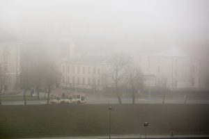 Kelininkai įspėja: eismo sąlygas sunkina lijundra, plikledis, rūkas