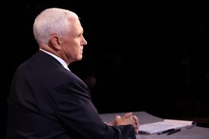 Per debatus ant M. Pence‘o galvos nutūpusi musė pralinksmino žiūrovus