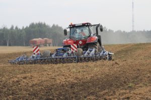 Į laukus jau išriedėjo pirmieji kombainai: ūkininkai prakalbo apie šiųmetį derlių