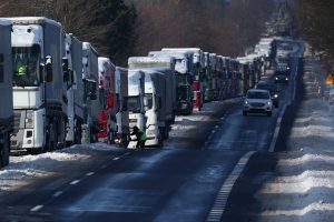 Sunkvežimiai Lenkijos ir Ukrainos pasienyje – vėl įstrigę: kai kuriems tenka laukti 14 dienų