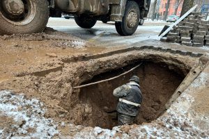 V. Putvinskio g. dėl avarijos iš po žemių ėmė veržtis vanduo, kranus teko užsukti 10 šeimų