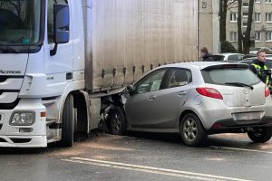 Nekasdienė avarija: lengvasis automobilis palindo po kroviniu