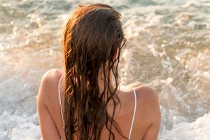 Vienas didžiausių vasaros malonumų gali tapti ne tokiu maloniu: kaip apsaugoti plaukus?
