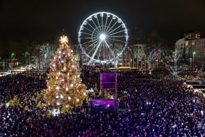 Šiauliuose šviečia Kalėdos: įžiebta miesto simboliais padabinta eglė