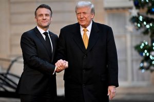 D. Trumpas per pirmąją po pergalės rinkimuose kelionę į užsienį susitiko su E. Macronu