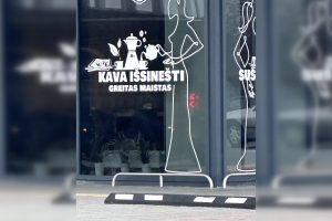 Skirtingi uostamiesčio kavinių reklaminiai užrašai: kava – išsinešti ar išsinešimui?