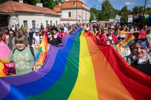 KT: draudimas skatinti LGBTIQ šeimos sampratą prieštarauja Konstitucijai