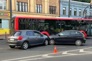 Dėl automobilių avarijos E. Ožeškienės gatvėje buvo susidariusios automobilių spūstys